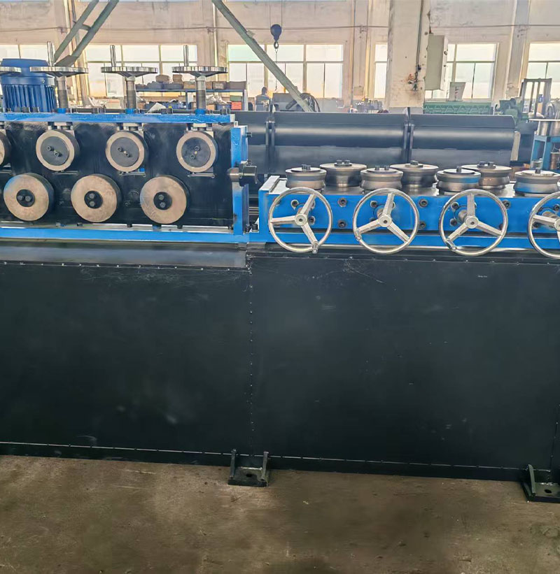 Horizontal and vertical straightening machine