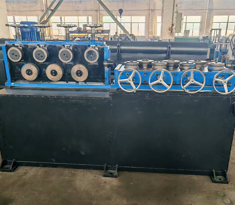 Horizontal and vertical straightening machine1